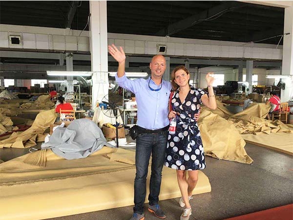 Deli sunshade sail factory hosted The Australian couple‘ visit.